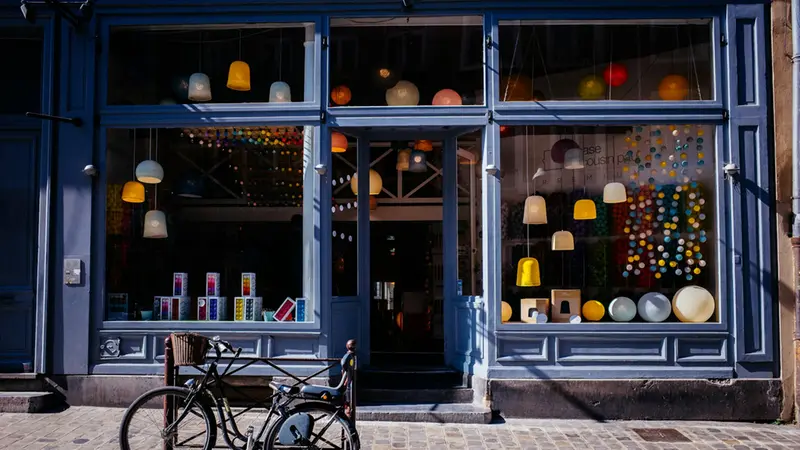 In un commercio in crisi chi resiste ha spesso un'attenzione particolare per il cliente @unsplash - Tem Rysh