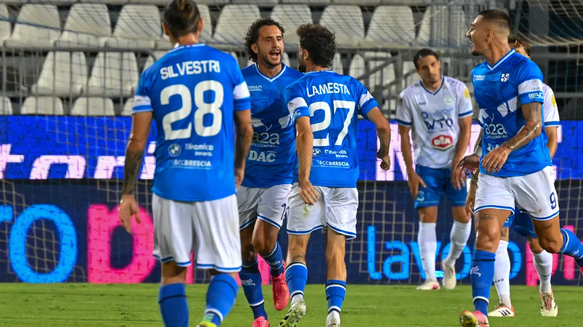 La gioia dei giocatori dell'Union Brescia primi in classifica a punteggio pieno @new reporter - Pasotti