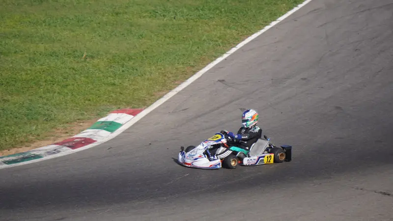 Il pilota Mercedes a bordo di un kart sul circuito bresciano © www.giornaledibrescia.it