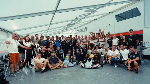 Kimi Antonelli e il suo team a Castrezzato