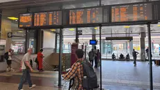 Il tabellone degli arrivi e delle partenze in stazione - © www.giornaledibrescia.it
