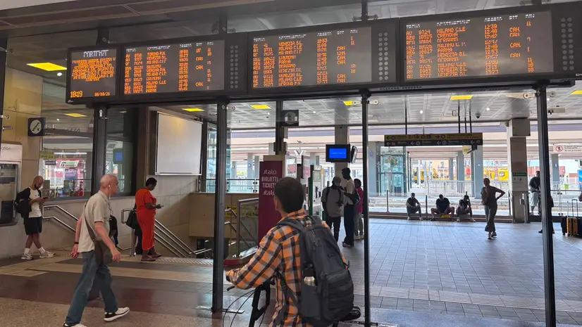Il tabellone degli arrivi e delle partenze in stazione - © www.giornaledibrescia.it