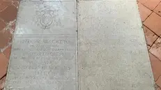 Due lastre di pietra riportano alla luce la storia