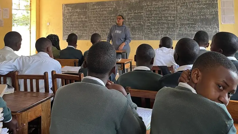 Studenti a Kilolo, in Tanzania, dove Casa Tovini ospita per lo stage i partecipanti al corso - © www.giornaledibrescia.it