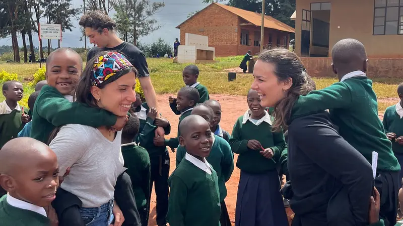 Un momento di incontro e di festa con i bambini in Tanzania