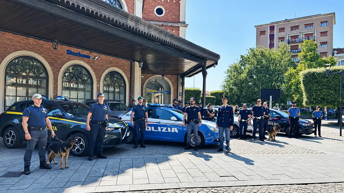 Forze di polizia impegnate in controlli di sicurezza - © www.giornaledibrescia.it