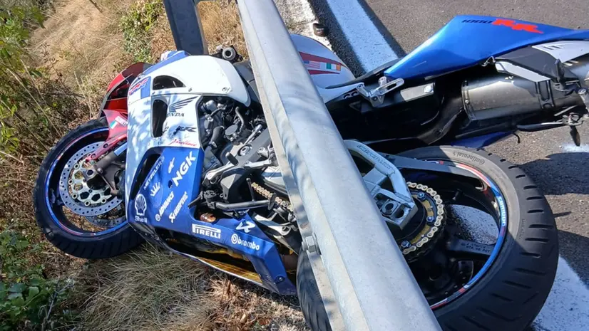 La moto sotto il guardrail