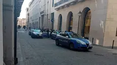 Le auto della Polizia in via X Giornate - © www.giornaledibrescia.it
