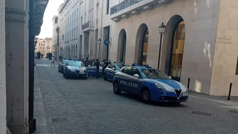 Le auto della Polizia in via X Giornate - © www.giornaledibrescia.it