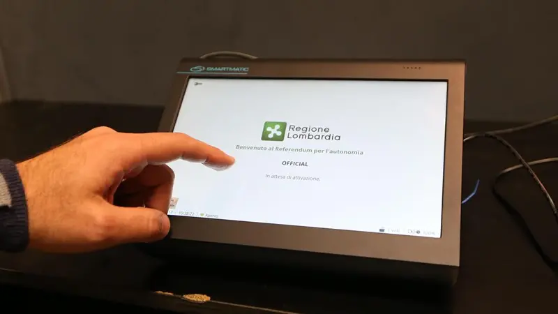 Uno dei tablet usati per votare - Foto Ansa © www.giornaledibrescia.it