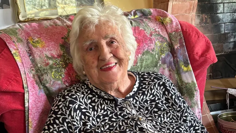 Elena Alberti Nulli nel suo salotto di Monticelli Brusati