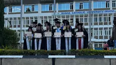 Studenti di una precedente edizione con gli attestati