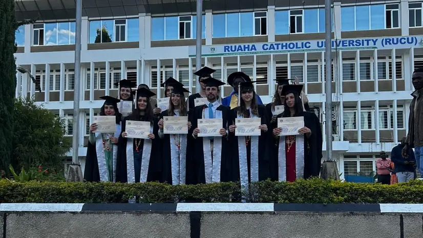 Studenti di una precedente edizione con gli attestati