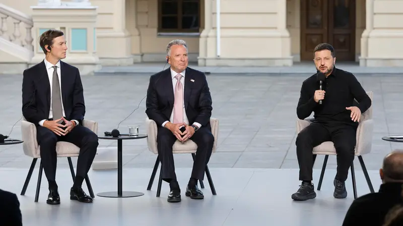 Il presidente ucraino Volodymyr Zelensky e gli inviati statunitensi Steve Witkoff e Jared Kushner - Foto Ansa © www.giornaledibrescia.it