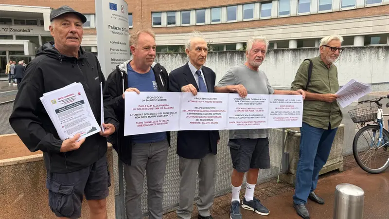 Il presidio ambientalista fuori dal tribunale