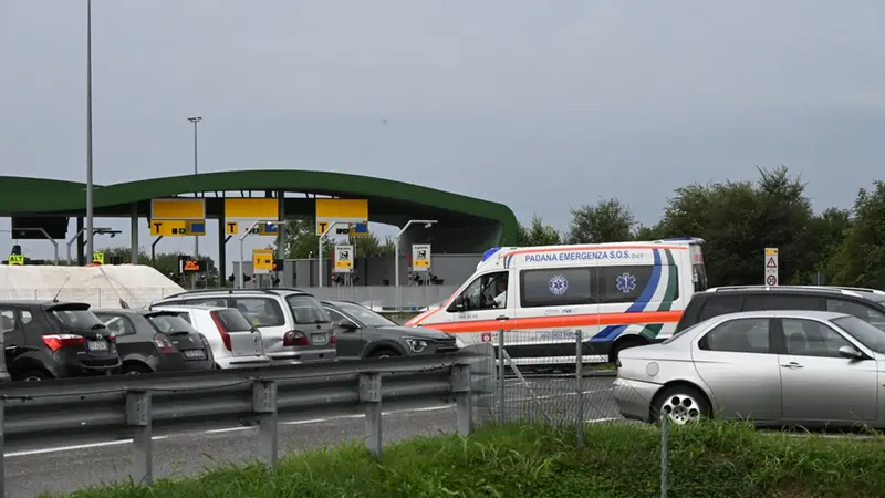 Una delle ambulanze intervenute per i soccorsi - Foto L'Eco di Bergamo