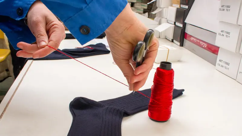 Mani esperte, cura del dettaglio e passione che prende forma nello stabilimento Ciocca
