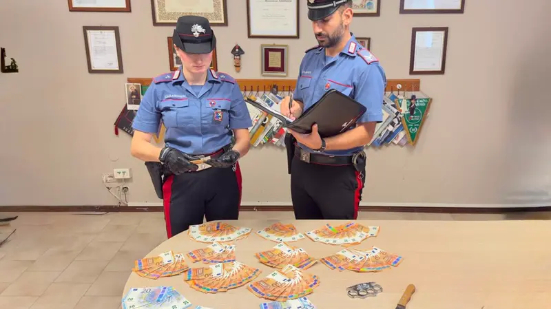 I carabinieri con le banconote contraffatte
