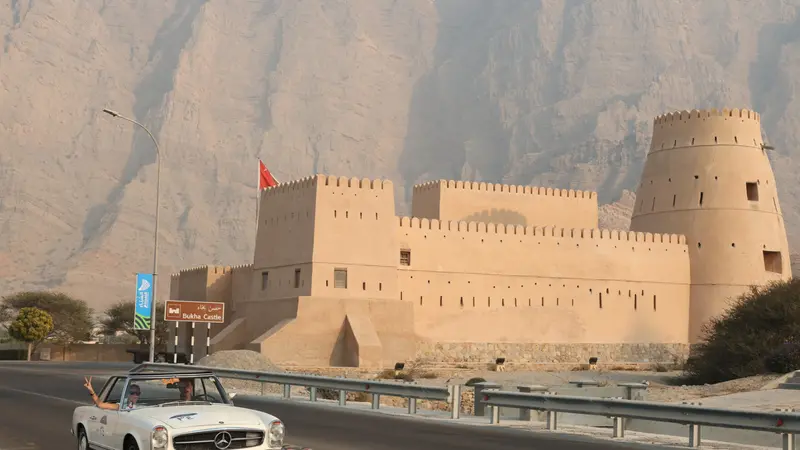 Il passaggio della corsa negli Emirati - Foto 1000 Miglia