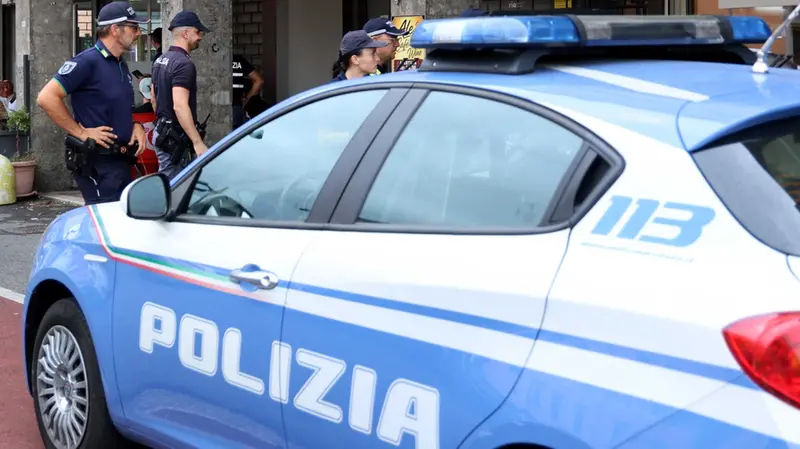 Presenti gli agenti della Polizia di Stato fuori da alcuni locali