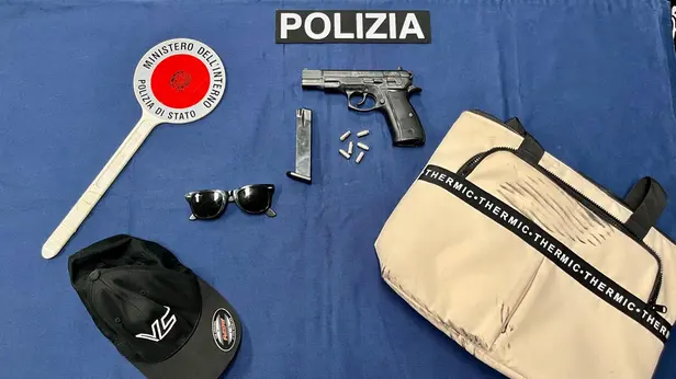 La finta pistola e altri oggetti sequestrati al malvivente