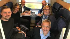 Rappresentanti del comitato su un vecchio treno a scomparti
