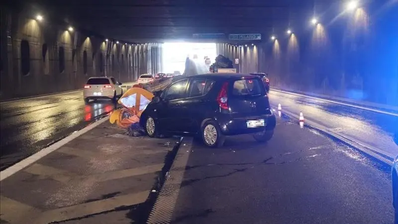 L'auto contro la cuspide nella galleria sulla tangenziale ovest
