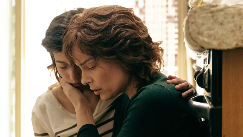 The Good Mothers: Gaia Girace nei panni di Denise Cosco con Micaela Ramazzotti, che interpreta Lea Garofalo