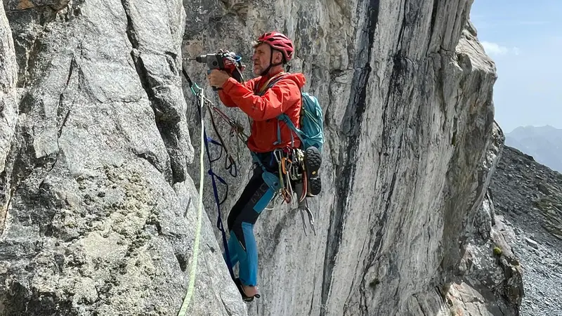 Claudio Inselvini all'opera sulla parete