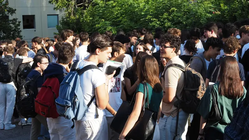 Studenti fuori da una scuola superiore