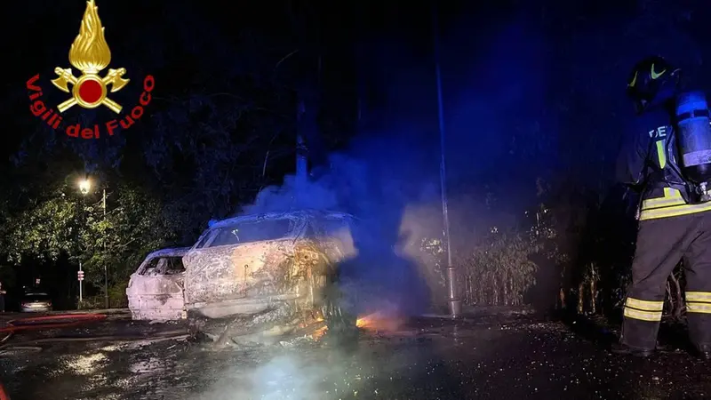 Un'auto ibrida è andata completamente distrutta