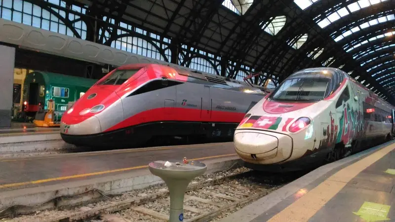 Frecce di vari colori in Stazione Centrale a Milano