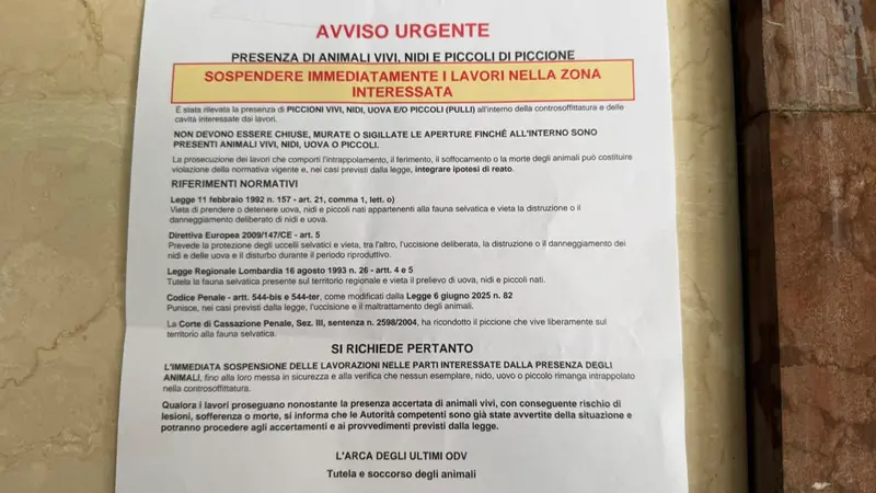 Il cartello affisso dall'associazione - © www.giornaledibrescia.it