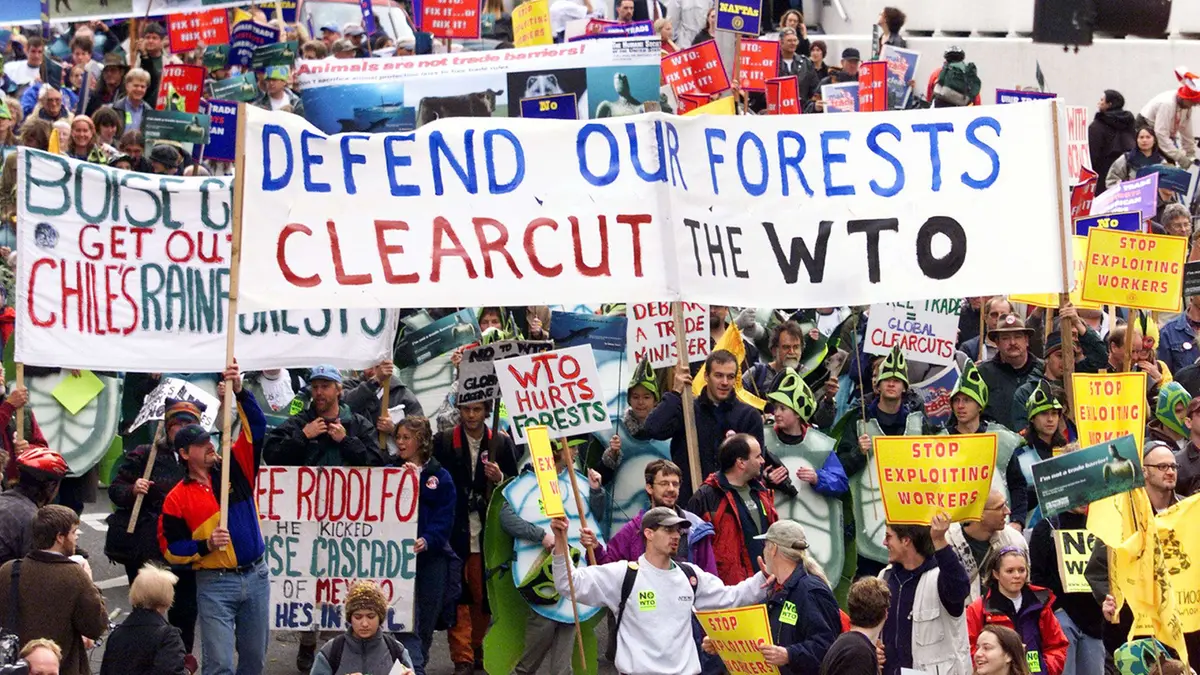 Un corteo di protesta di militanti ecologisti a Seattle nel 1999
