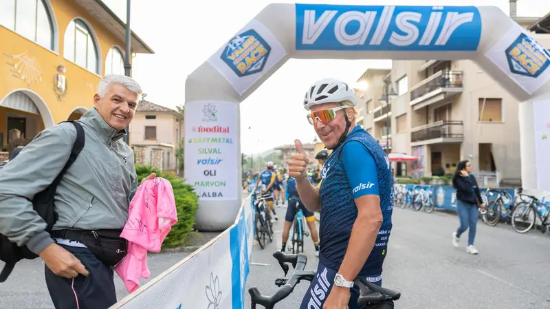 Berzin alla partenza della Valsir Champions Race dopo aver autografato una maglia rosa - foto Limago
