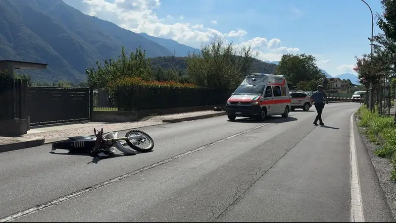 La moto del ragazzo rimasta a terra © www.giornaledibrescia.it