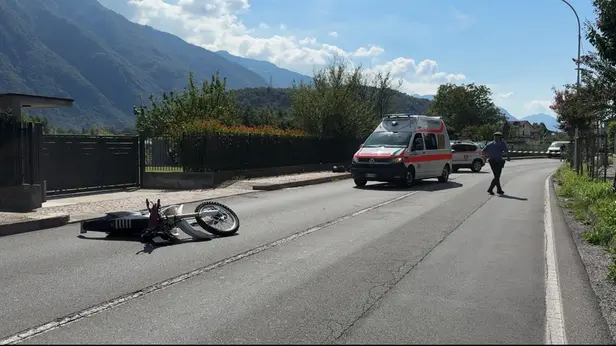 La moto del ragazzo rimasta a terra © www.giornaledibrescia.it