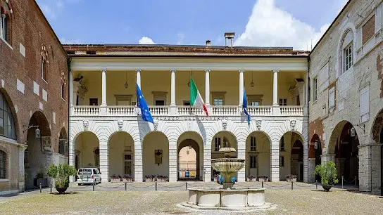 Palazzo Broletto, sede della Prefettura - © www.giornaledibrescia.it