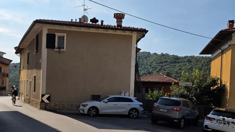 Il muro dove finì la corsa del capo della banda della Val Cavallina - © www.giornaledibrescia.it