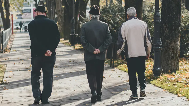 Anziani durante una passeggiata