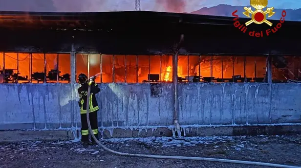 L'incendio nel capannone di Gianico