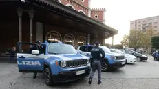 Agenti della Polizia in stazione
