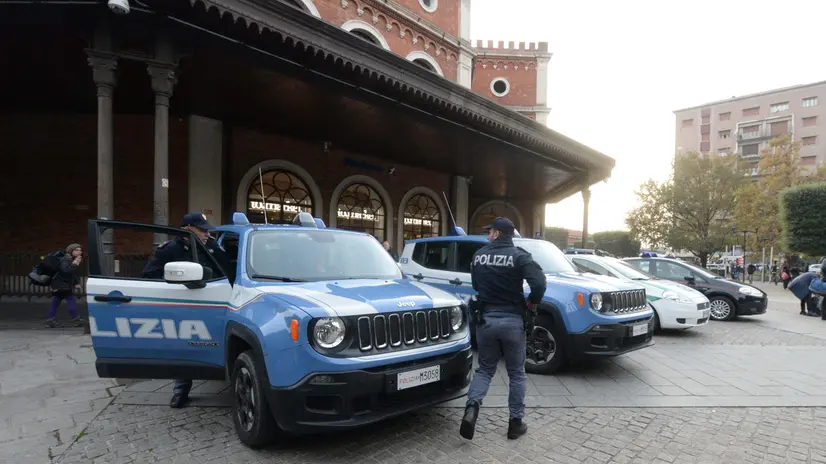 Agenti della Polizia in stazione