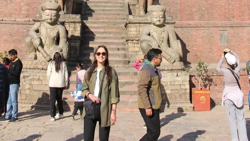 Sara Giacomelli sotto a un tempio nepalese