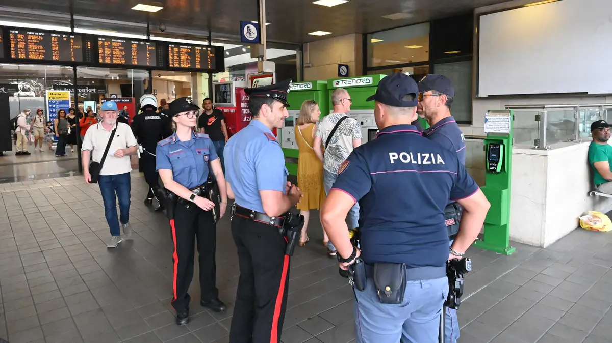 Polizia di Stato e Carabinieri in stazione - Foto Gabriele Strada/Neg © www.giornaledibrescia.it