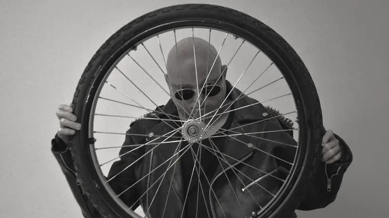Il performer bresciano Nicola Fornoni