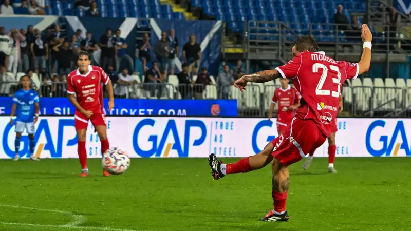 Il gol di Morosini al Rigamonti - Foto New Reporter Pasotti © www.giornaledibrescia.it