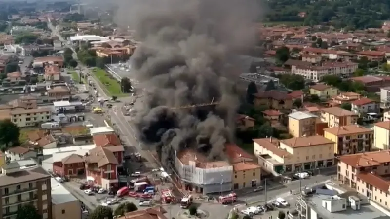 L'incendio divampato lo scorso anno in un deposito di pneumatici nel centro di Rovato