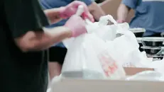 Volontari mentre servono pasti