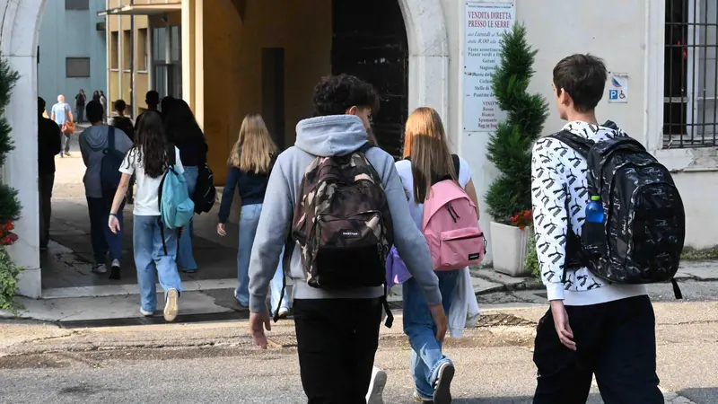 Ieri è suonata la prima campanella per 145mila studenti della provincia
